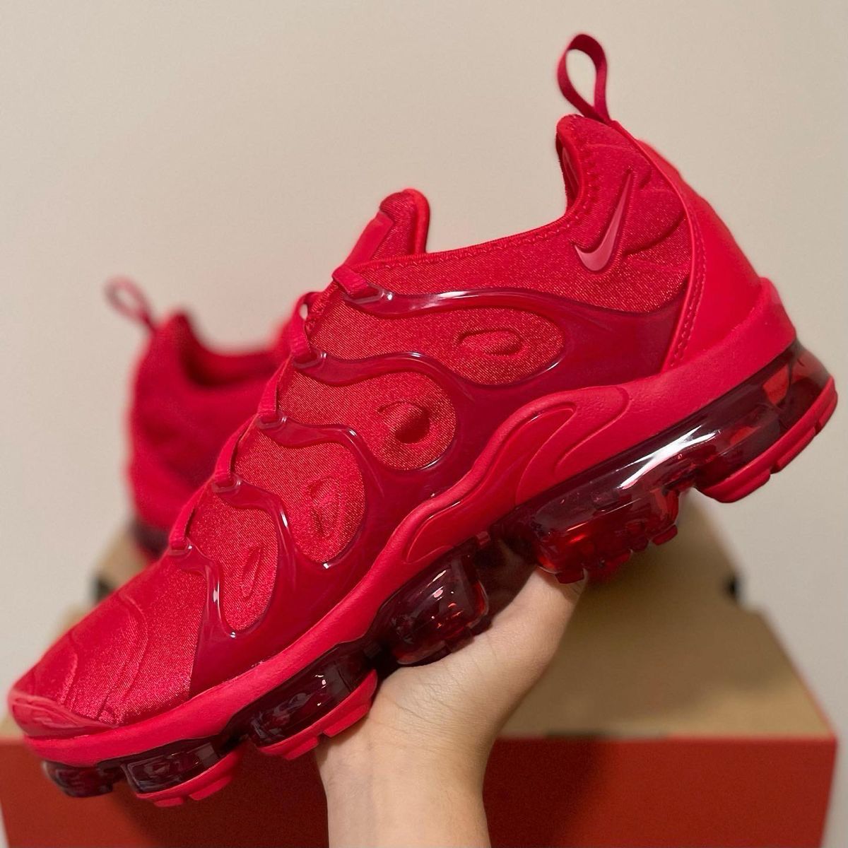 NIKE AIR VAPORMAX PLUS - RED