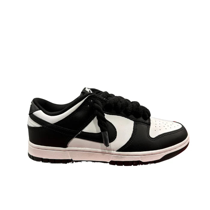 Nike Dunk Low Panda con lacci corda neri