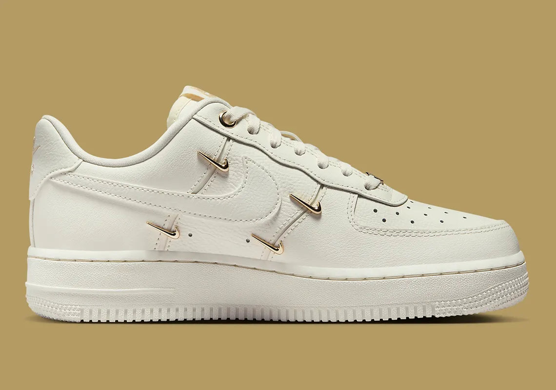 NIKE AIR FORCE 1 METALLIC GOLD