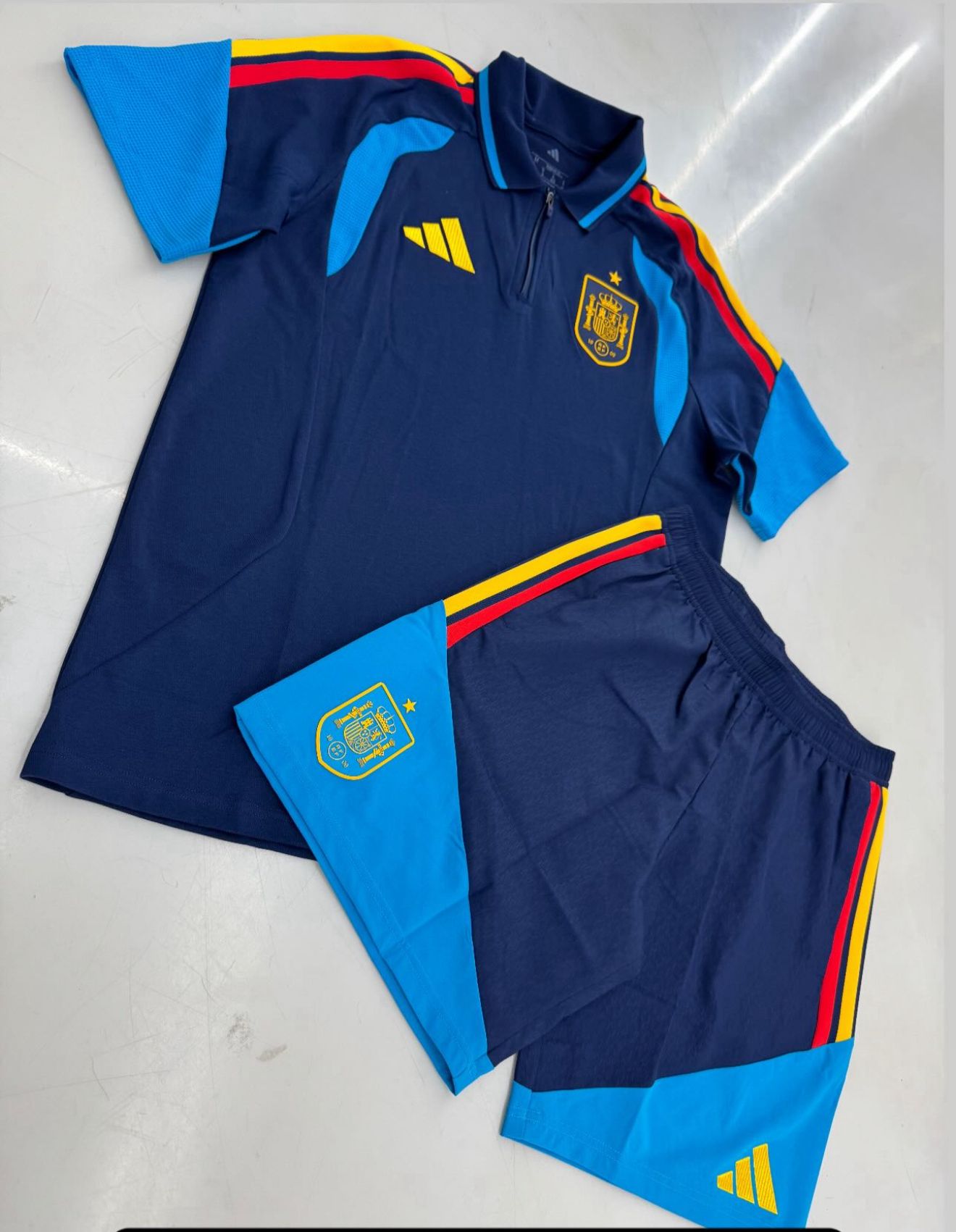 Completino Adidas x Spagna con polo e zip