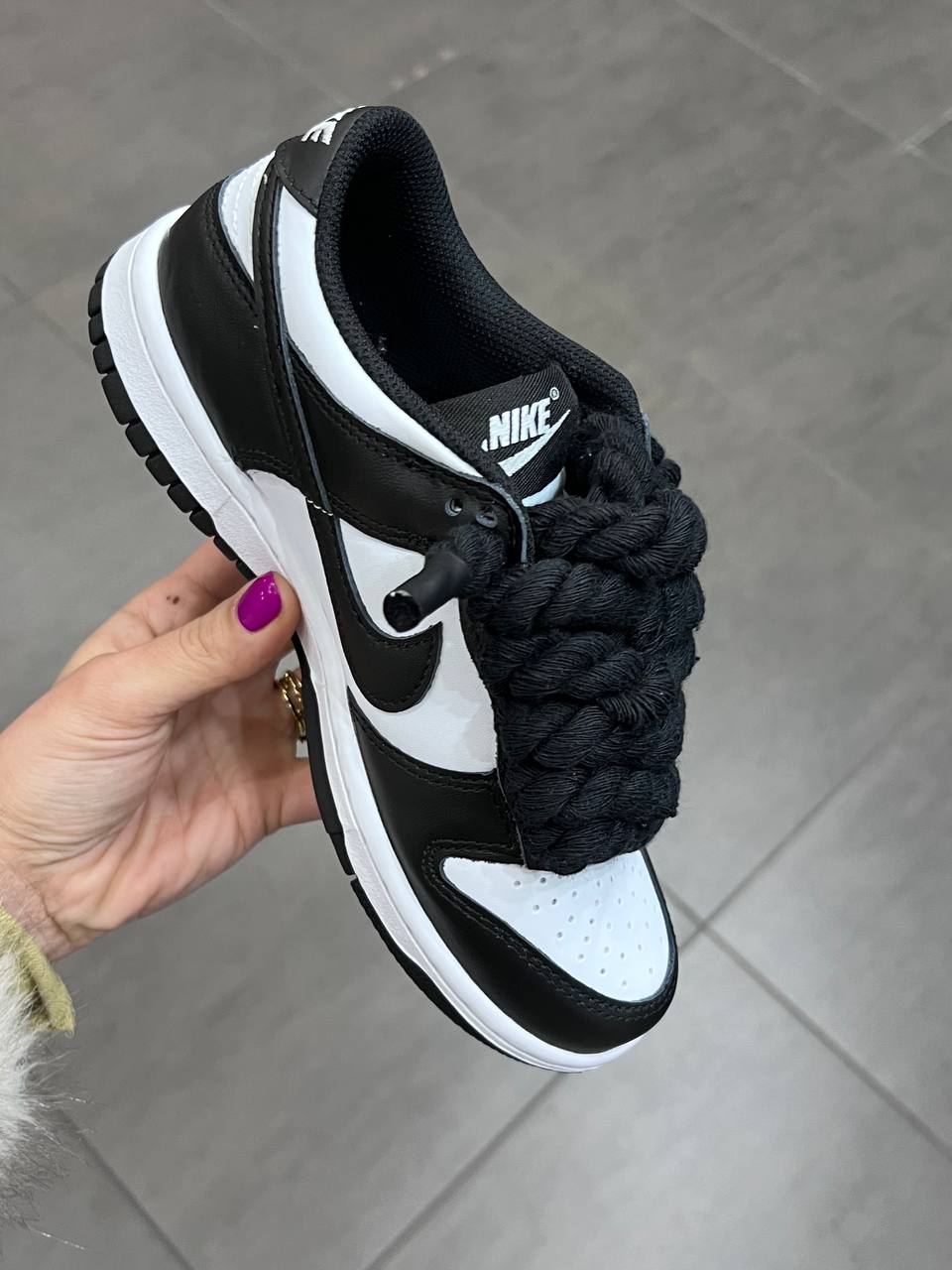 Nike Dunk Low Panda con lacci corda neri