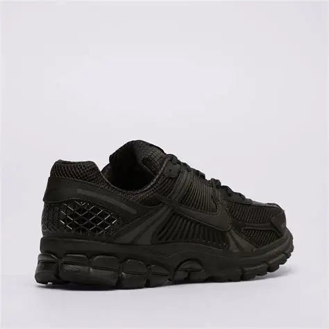 Nike Vomero Triple Black uomo