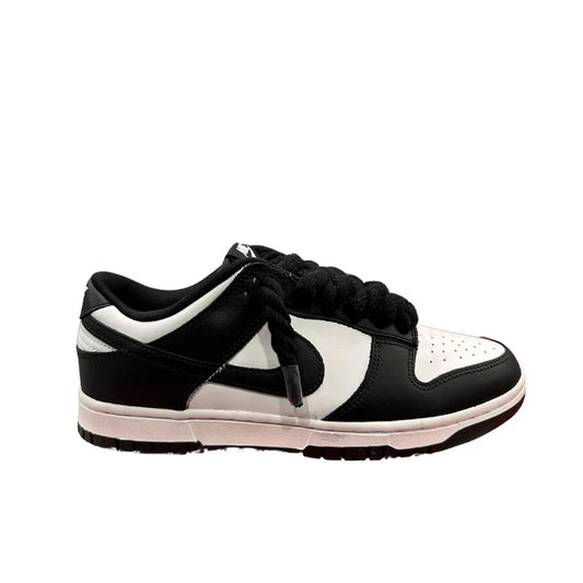 Nike Dunk Low Panda con lacci corda neri