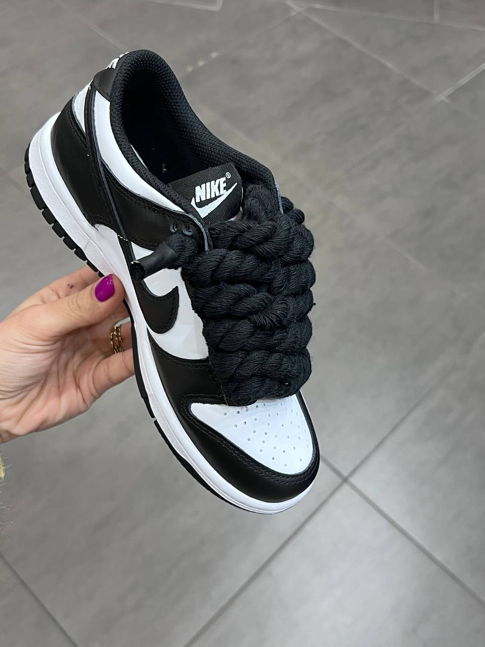 Nike Dunk Low Panda con lacci corda neri